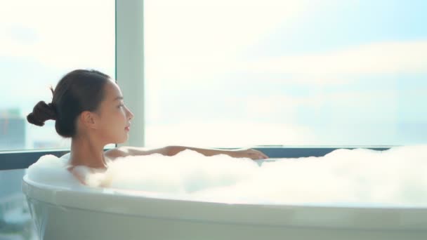 美丽的年轻亚洲女人洗澡的镜头 — 图库视频影像