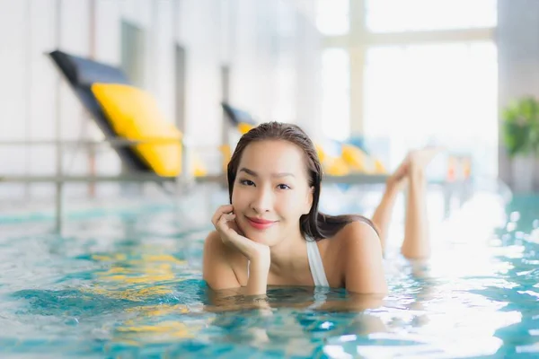 Portré Gyönyörű Fiatal Ázsiai Pihenjen Mosoly Körül Medence Hotel Üdülőhely — Stock Fotó