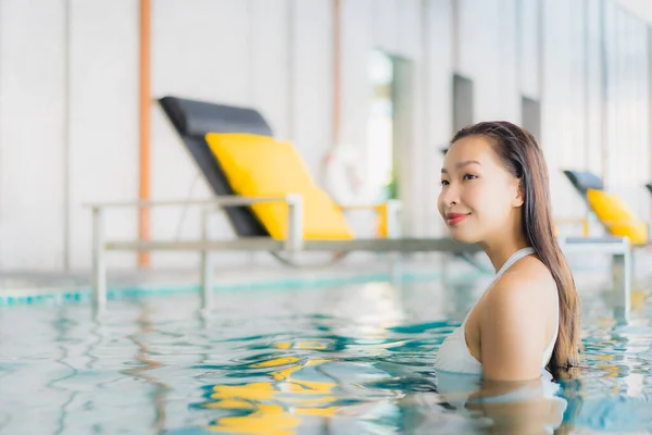 Güzel Bir Asyalı Kadının Portresi Rahatlatıcı Tatilde Otel Havuzunda Yüzme — Stok fotoğraf