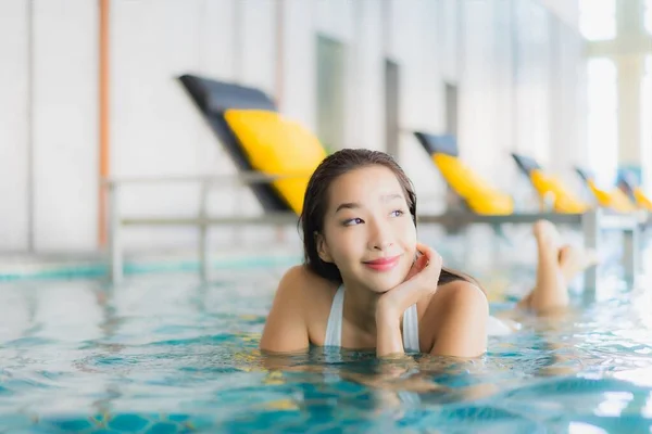 Portrait Beautiful Young Asian Woman Relax Smile Swimming Pool Hotel — Stock Photo, Image