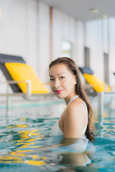 Retrato Bonito Jovem Asiático Mulher Relaxar Sorriso Torno Piscina Hotel — Fotografia de Stock