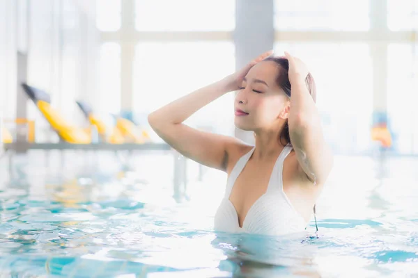 아름다운 여성이 휴가중인 리조트 수영장에서 미소를 짓는다 — 스톡 사진