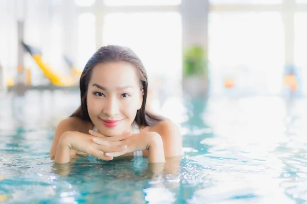 Retrato Bonito Jovem Asiático Mulher Relaxar Sorriso Torno Piscina Hotel — Fotografia de Stock