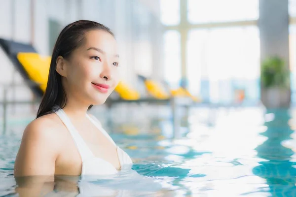 Retrato Hermosa Joven Asiática Mujer Relajarse Sonrisa Alrededor Piscina Hotel — Foto de Stock