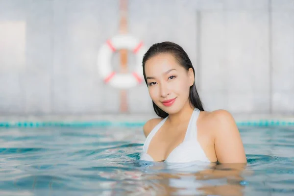 Retrato Bonito Jovem Asiático Mulher Relaxar Sorriso Torno Piscina Hotel — Fotografia de Stock