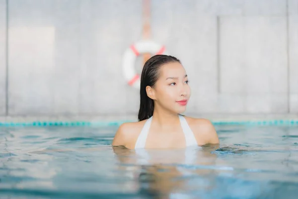 Retrato Bonito Jovem Asiático Mulher Relaxar Sorriso Torno Piscina Hotel — Fotografia de Stock