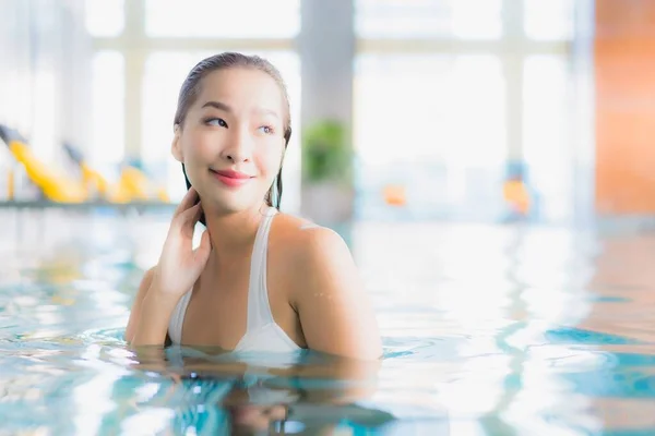 Retrato Hermosa Joven Asiática Mujer Relajarse Sonrisa Alrededor Piscina Hotel — Foto de Stock