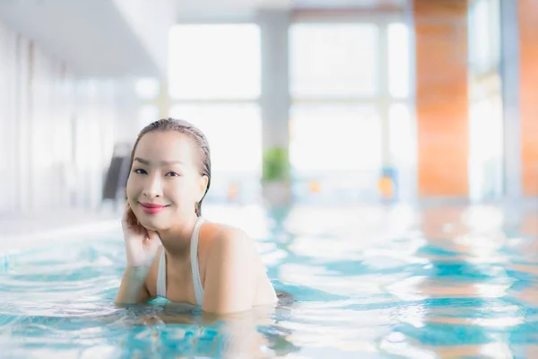 Portrait Belle Jeune Femme Asiatique Détendre Sourire Autour Piscine Dans — Photo