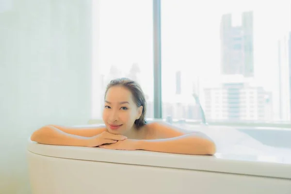 Retrato Bonito Jovem Asiático Mulher Sorriso Relaxar Banheira Interior Banheiro — Fotografia de Stock