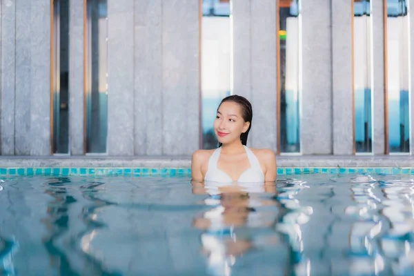 아름다운 여성이 휴가중인 리조트 수영장에서 미소를 짓는다 — 스톡 사진