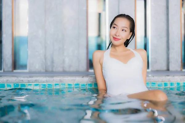 Retrato Hermosa Joven Asiática Mujer Relajarse Sonrisa Alrededor Piscina Hotel — Foto de Stock