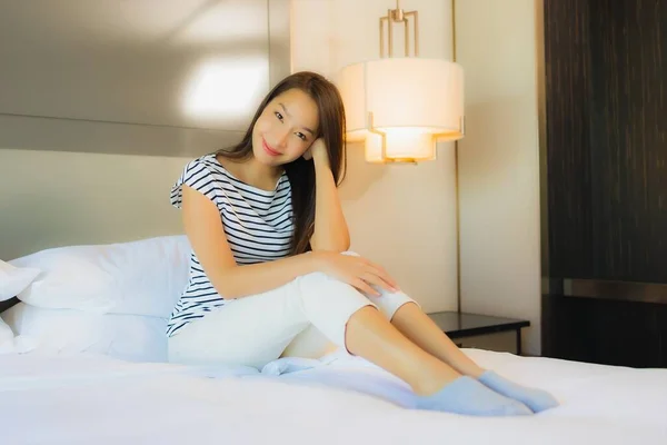 Retrato Hermosa Joven Asiática Mujer Relajarse Sonrisa Cama Interior Del —  Fotos de Stock