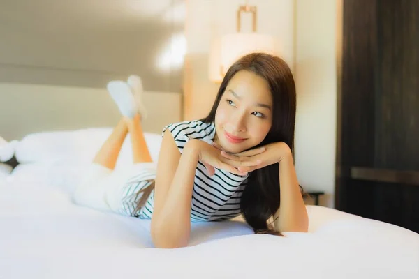 Портрет Красивая Молодая Азиатская Женщина Расслабиться Улыбка Кровати Интерьере Спальни — стоковое фото