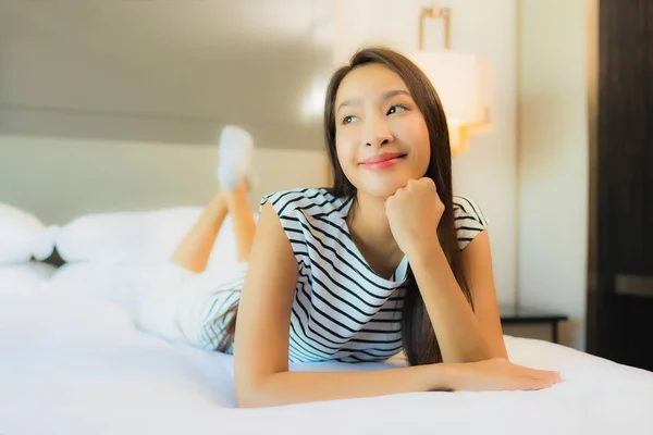 Güzel Bir Asyalı Kadın Portresi Yatak Odasında Rahat Bir Gülümseme — Stok fotoğraf