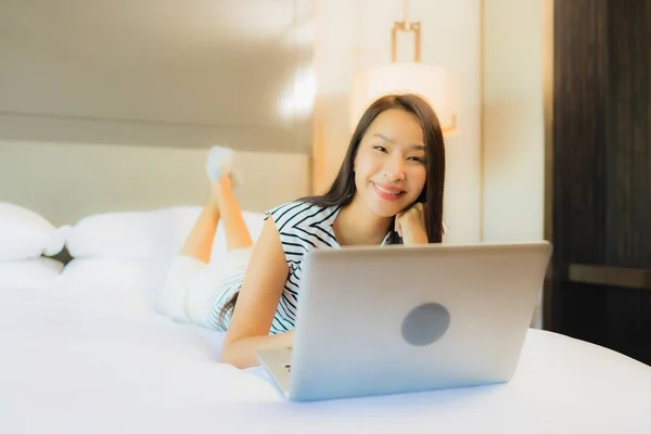 Portret Mooie Jonge Aziatische Vrouw Gebruik Computer Laptop Bed Slaapkamer — Stockfoto