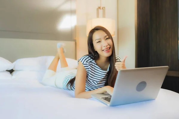 Retrato Hermosa Joven Mujer Asiática Uso Ordenador Portátil Cama Interior — Foto de Stock