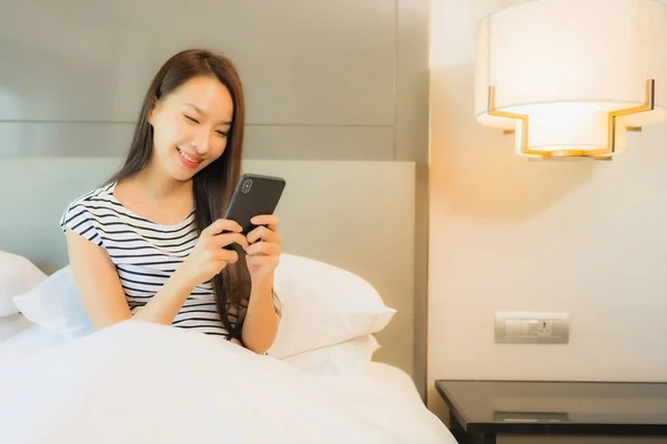 Retrato Hermosa Joven Mujer Asiática Uso Inteligente Teléfono Móvil Cama — Foto de Stock