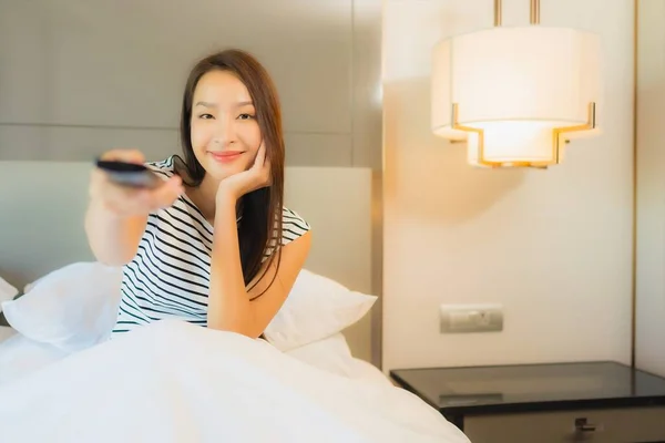 Porträt Schöne Junge Asiatische Frau Verwenden Remote Auf Dem Bett — Stockfoto