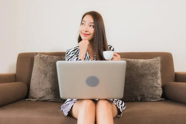 Porträtt Vacker Ung Asiatisk Kvinna Använder Dator Laptop Soffan Vardagsrummet — Stockfoto