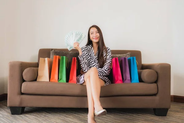 Retrato Hermosa Mujer Asiática Joven Uso Ordenador Portátil Teléfono Móvil — Foto de Stock