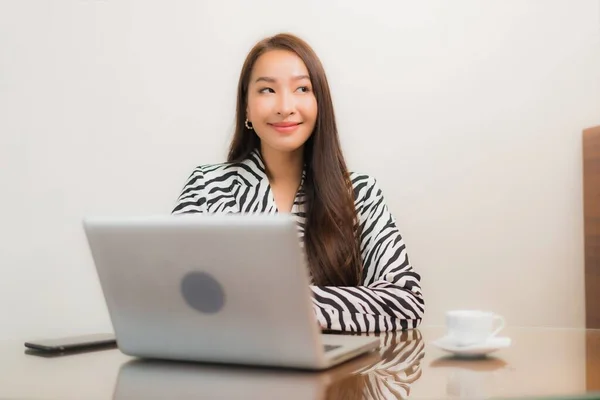 Porträt Schön Junge Asiatische Frau Verwenden Computer Laptop Auf Arbeitstisch — Stockfoto