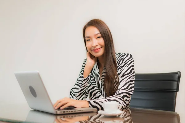 Portret Mooie Jonge Aziatische Vrouw Gebruik Computer Laptop Werktafel Kamer — Stockfoto