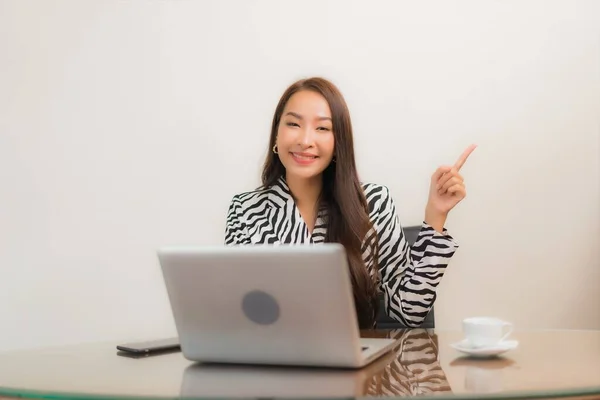Portret Mooie Jonge Aziatische Vrouw Gebruik Computer Laptop Werktafel Kamer — Stockfoto