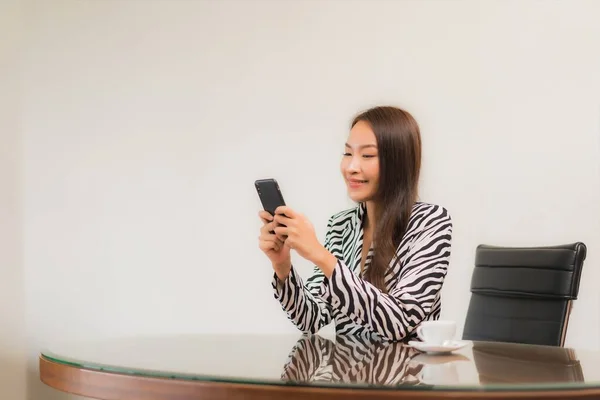 Retrato Hermosa Joven Mujer Asiática Uso Ordenador Portátil Con Teléfono — Foto de Stock