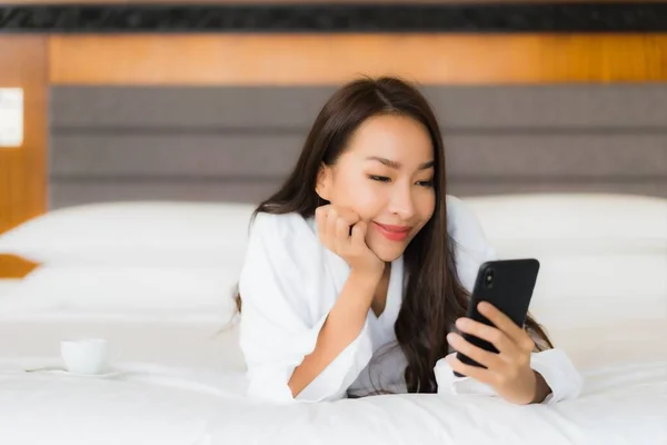 Retrato Hermosa Joven Mujer Asiática Uso Inteligente Teléfono Móvil Cama — Foto de Stock