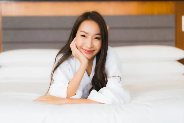 肖像画美しい若いアジアの女性リラックス笑顔でベッドルームのインテリア — ストック写真