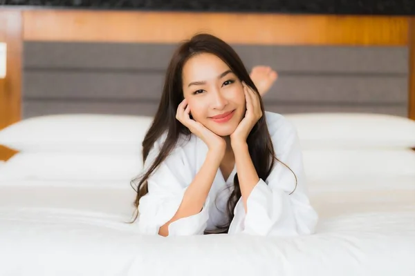 Πορτρέτο Όμορφη Νεαρή Ασιάτισσα Γυναίκα Χαλαρώστε Χαμόγελο Στο Κρεβάτι Στο — Φωτογραφία Αρχείου