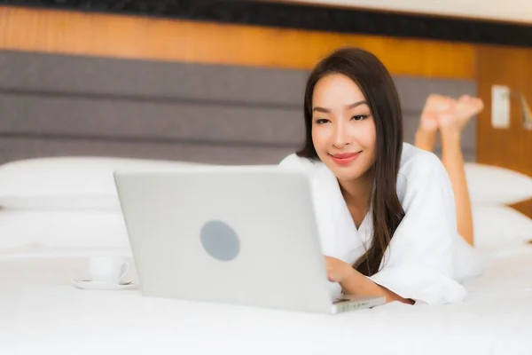 Retrato Hermosa Joven Mujer Asiática Uso Ordenador Portátil Cama Interior — Foto de Stock