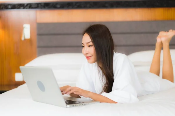 Retrato Hermosa Joven Mujer Asiática Uso Ordenador Portátil Cama Interior — Foto de Stock