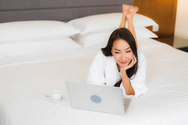 Retrato Hermosa Joven Mujer Asiática Uso Ordenador Portátil Cama Interior — Foto de Stock