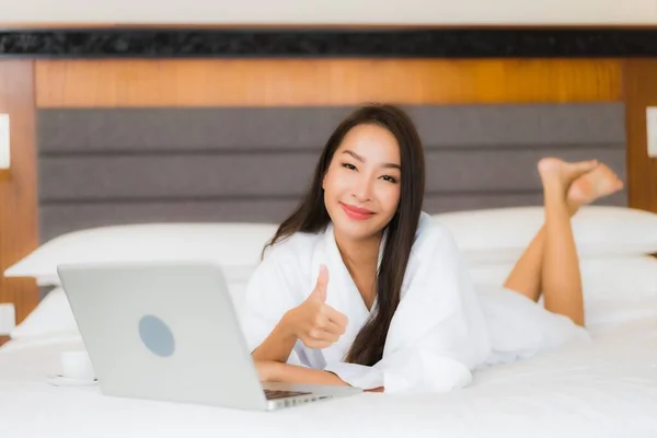 Портрет Красивая Молодая Азиатская Женщина Использовать Компьютер Ноутбук Кровати Интерьере — стоковое фото