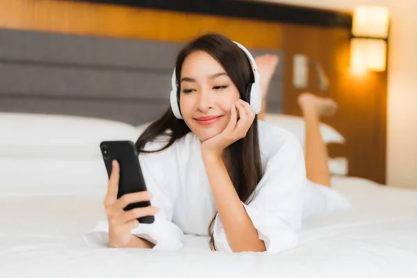 Retrato Hermosa Joven Asiática Mujer Uso Inteligente Teléfono Móvil Con — Foto de Stock