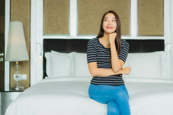 Retrato Bonito Jovem Asiático Mulher Sorriso Relaxar Cama Quarto Interior — Fotografia de Stock