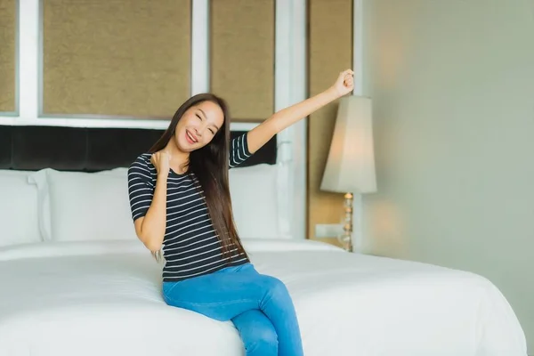 Porträt Schöne Junge Asiatische Frau Lächeln Entspannen Auf Bett Schlafzimmer — Stockfoto