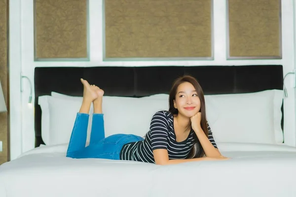 Retrato Bonito Jovem Asiático Mulher Sorriso Relaxar Cama Quarto Interior — Fotografia de Stock