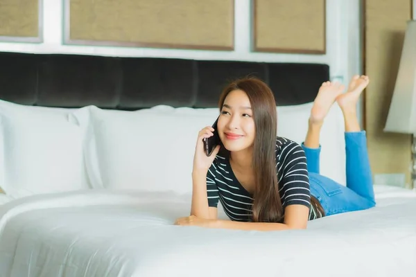 Retrato Bonito Jovem Asiático Mulher Uso Inteligente Telefone Celular Cama — Fotografia de Stock