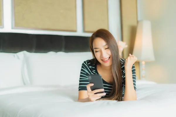 Porträtt Vacker Ung Asiatisk Kvinna Använder Smart Mobiltelefon Sängen Sovrum — Stockfoto