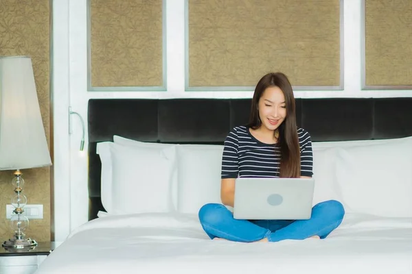 Retrato Hermosa Joven Mujer Asiática Uso Ordenador Portátil Cama Interior — Foto de Stock