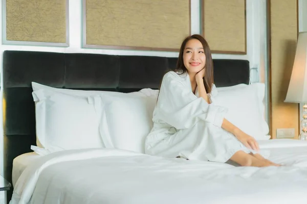 Портрет Красива Молода Азіатка Посміхається Розслабитися Ліжку Інтер Єрі Спальні — стокове фото