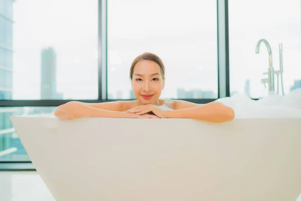 肖像画美しい若いアジア人女性リラックス笑顔レジャーでバスタブでバスルーム内装 — ストック写真