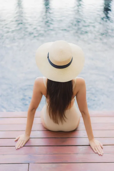 Retrato Hermosa Joven Mujer Asiática Relajarse Sonrisa Alrededor Piscina Aire — Foto de Stock