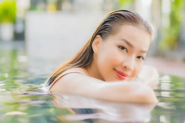 Портрет Красивая Молодая Азиатская Женщина Расслабиться Улыбка Вокруг Открытый Бассейн — стоковое фото