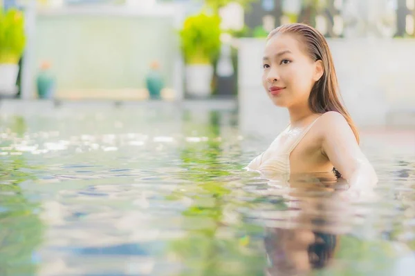 Retrato Bonito Jovem Asiático Mulher Relaxar Sorriso Redor Piscina Livre — Fotografia de Stock