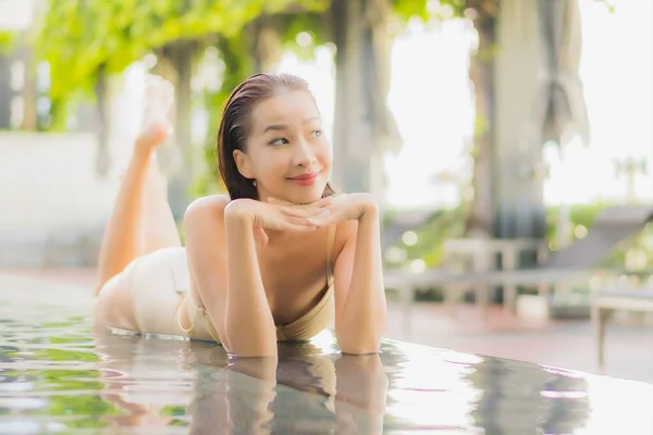 Portrait Schöne Junge Asiatische Frau Entspannen Lächeln Rund Den Außenpool — Stockfoto