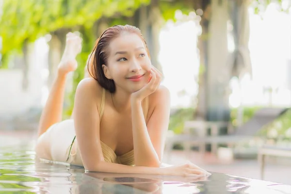 Retrato Hermosa Joven Mujer Asiática Relajarse Sonrisa Alrededor Piscina Aire —  Fotos de Stock