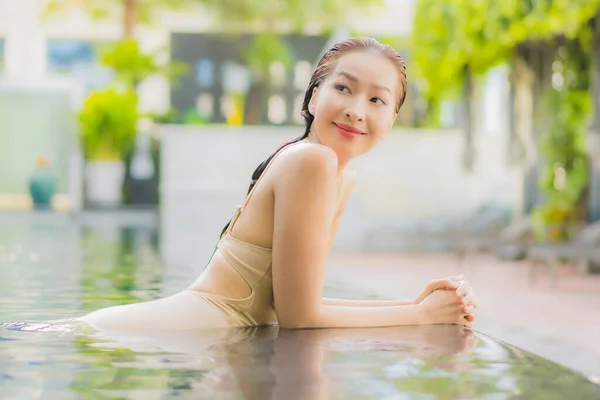 Retrato Hermosa Joven Mujer Asiática Relajarse Sonrisa Alrededor Piscina Aire —  Fotos de Stock